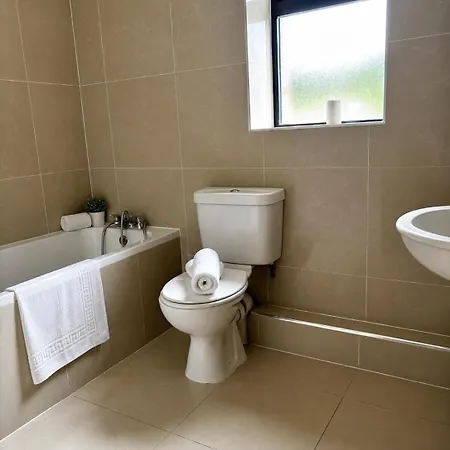 בית נופש Spacious 3br Sleeps 6 House 2